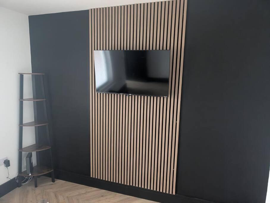 Modern 3Br Home - Private Parking - Tv In Every Bedroom Swansea Exterior photo